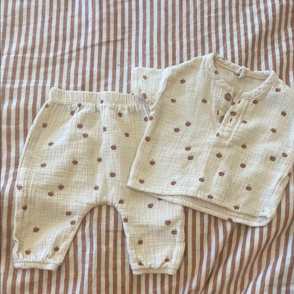 Quincy Mae Other - Quincy Mae Cream apple Baby Set harem pant short sleeve top 0-3 months cotton